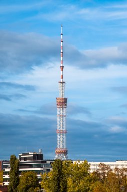 Kyiv Ukrayna 'daki TV kulesi. Sonbahar manzarası. Mavi gökyüzü ve sarı ağaçlar. Metro Dorohozhychi.