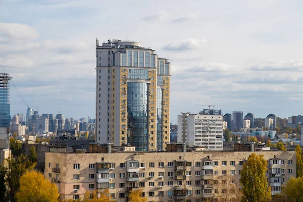 Στο Κτίριο Πολυώροφο Κτίριο Κατοικιών Πανόραμα Του Φθινοπώρου Κίεβο Πρωτεύουσα — Φωτογραφία Αρχείου