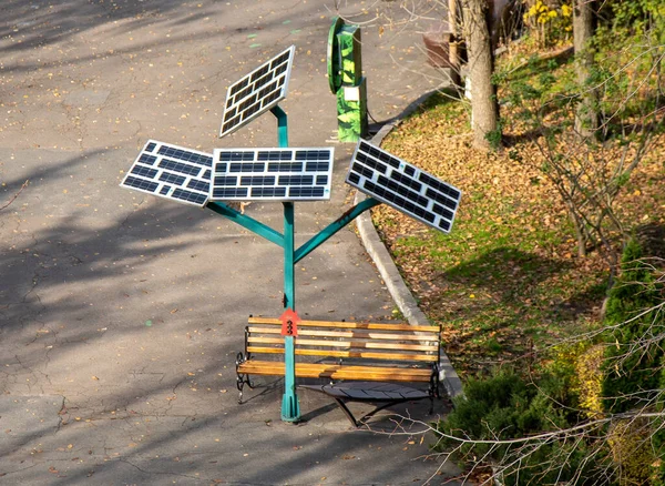 Сонячні Панелі Парку Заряджання Телефонів Зовні Сонячна Батарея Отримання Електрики — стокове фото