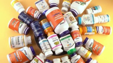 iHerb 'den vitaminler, mineraller ve mikro besinler. Bir sürü farklı kavanoz. Biyolojik olarak aktif gıda katkı maddeleri. Beslenme takviyesi çevrimiçi alınıyor. Sağlık için ilaçlar. Kyiv, Ukrayna - 13 Temmuz 2022