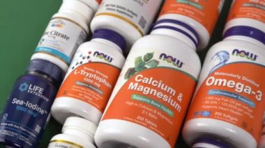 iHerb 'den vitaminler, mineraller ve mikro besinler. Bir sürü farklı kavanoz. Biyolojik olarak aktif gıda katkı maddeleri. Beslenme takviyesi çevrimiçi alınıyor. Sağlık için ilaçlar. Kyiv, Ukrayna - 13 Temmuz 2022