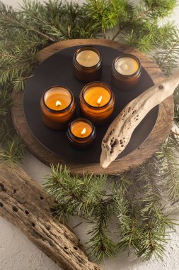 Soya mumları cam kavanozlarda yanar. Evdeki rahatlık. Kahverengi kavanozdaki mum. Koku ve ışık. Kokulu el yapımı mum. Aroma terapisi. Noel ağacı ve kış havası. Hoş bir dekor. Şenlikli dekorasyon