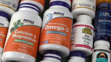 iHerb 'den vitaminler, mineraller ve mikro besinler. Bir sürü farklı kavanoz. Biyolojik olarak aktif gıda katkı maddeleri. Beslenme takviyesi çevrimiçi alınıyor. Sağlık için ilaçlar. Kyiv, Ukrayna - 13 Temmuz 2022