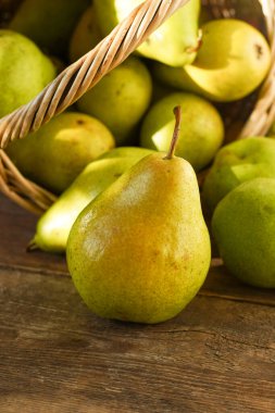 Ahşap arka planda armutlar. Meyve hasadı. Sonbahar hala hayattır. Armut çeşitliliği Bera Konferansı.