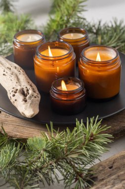 Soya mumları cam kavanozlarda yanar. Evdeki rahatlık. Kahverengi kavanozdaki mum. Koku ve ışık. Kokulu el yapımı mum. Aroma terapisi. Noel ağacı ve kış havası. Hoş bir dekor. Şenlikli dekorasyon