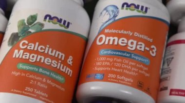 iHerb 'den vitaminler, mineraller ve mikro besinler. Bir sürü farklı kavanoz. Biyolojik olarak aktif gıda katkı maddeleri. Beslenme takviyesi çevrimiçi alınıyor. Sağlık için ilaçlar. Kyiv, Ukrayna - 13 Temmuz 2022
