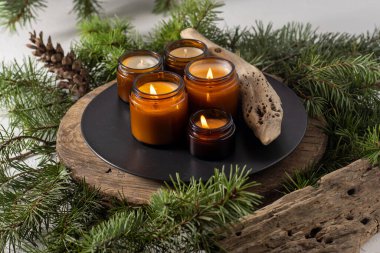 Soya mumları cam kavanozlarda yanar. Evdeki rahatlık. Kahverengi kavanozdaki mum. Koku ve ışık. Kokulu el yapımı mum. Aroma terapisi. Noel ağacı ve kış havası. Hoş bir dekor. Şenlikli dekorasyon