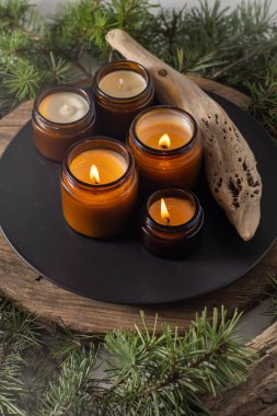 Soya mumları cam kavanozlarda yanar. Evdeki rahatlık. Kahverengi kavanozdaki mum. Koku ve ışık. Kokulu el yapımı mum. Aroma terapisi. Noel ağacı ve kış havası. Hoş bir dekor. Şenlikli dekorasyon