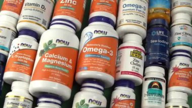 iHerb 'den vitaminler, mineraller ve mikro besinler. Bir sürü farklı kavanoz. Biyolojik olarak aktif gıda katkı maddeleri. Beslenme takviyesi çevrimiçi alınıyor. Sağlık için ilaçlar. Kyiv, Ukrayna - 13 Temmuz 2022
