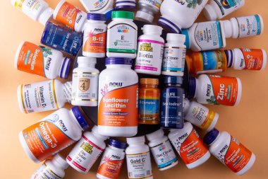 iHerb kutusundan vitaminler, mineraller ve mikro besinler. Bir sürü farklı kavanoz. Biyolojik olarak aktif gıda katkı maddeleri. Beslenme takviyesi çevrimiçi alınıyor. Sağlık için ilaçlar. Kyiv, Ukrayna - 13 Temmuz 2022