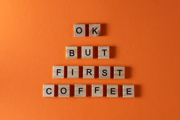 但第一个咖啡词短语在木制字母 动机和口号 橙色背景 — 图库照片