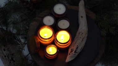 Soya mumları cam kavanozlarda yanar. Gece çok karanlık. Aromaterapi ve rahatlama. Evdeki rahatlık. Kahverengi kavanozdaki mum. Koku ve ışık. Kokulu el yapımı mum. Aroma terapisi. Noel arkaplanı
