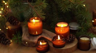 Soya mumları cam kavanozlarda yanar. Evdeki rahatlık. Kahverengi kavanozdaki mum. Koku ve ışık. Kokulu el yapımı mum. Aroma terapisi. Noel ağacı ve kış havası. Sıcak ev dekorasyonu. Şenlikli dekorasyon.