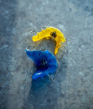 Isırık düzeltme ve diş tedavisi için diş plakası. Çıkarılabilir tedaviler, ortodontik plaka. Diş hizalama ortodontisi. Ön ortodonti eğitmeni.