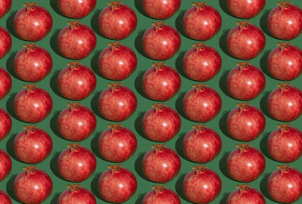 Nar Deseni Yeşil Arka Planda Kırmızı Nar Meyve Yemeği Konsepti — Stok fotoğraf