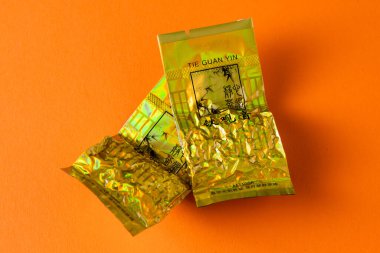 Çin çayı, Guan Yin Oolong 'un vakumlu ambalajı. Klasik sert tart içeceği. Folyo ambalajlı hediye deneme paketi. Ukrayna, Kyiv - 25 Kasım 2022.