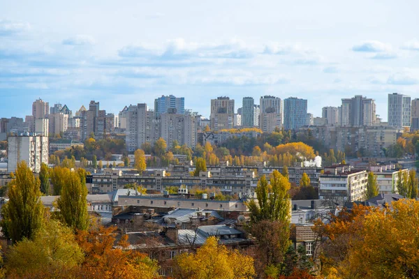Şehir binası. Çok katlı bir bina. Ukrayna 'nın başkenti Sonbahar Kyiv' in Panoraması. Kasabaya bakan manzaraya bak.