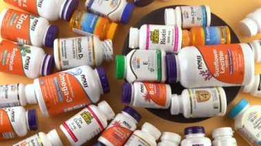 iHerb 'den vitaminler, mineraller ve mikro besinler. Bir sürü farklı kavanoz. Biyolojik olarak aktif gıda katkı maddeleri. Beslenme takviyesi çevrimiçi alınıyor. Sağlık için ilaçlar. Kyiv, Ukrayna - 13 Temmuz 2022