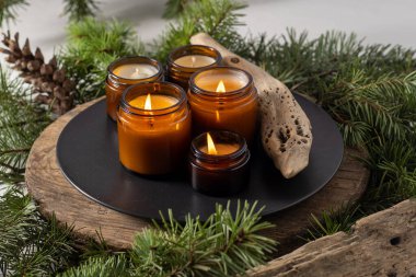 Soya mumları cam kavanozlarda yanar. Evdeki rahatlık. Kahverengi kavanozdaki mum. Koku ve ışık. Kokulu el yapımı mum. Aroma terapisi. Noel ağacı ve kış havası. Hoş bir dekor. Şenlikli dekorasyon