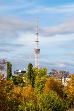 Kyiv Ukrayna 'daki TV kulesi. Sonbahar manzarası. Mavi gökyüzü ve sarı ağaçlar. Metro Dorohozhychi.