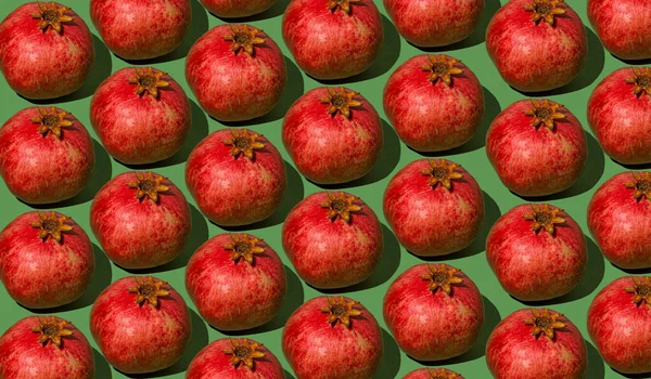Padrão Romã Romãs Vermelhas Fundo Verde Conceito Alimento Para Frutas — Fotografia de Stock