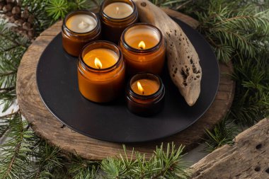 Soya mumları cam kavanozlarda yanar. Evdeki rahatlık. Kahverengi kavanozdaki mum. Koku ve ışık. Kokulu el yapımı mum. Aroma terapisi. Noel ağacı ve kış havası. Hoş bir dekor. Şenlikli dekorasyon
