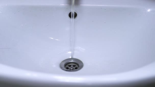 Agua Oxidada Sucia Fluye Del Grifo Agua Del Grifo Amarillo — Vídeo de stock