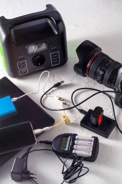 Telefon, tablet, laptop ve kamera için şarj istasyonu. Elektrik kesintisi sırasında ışık yok. Jeneratör güç bankası bataryası. Elektrikli şarj edilebilir. Ukrayna, Kyiv - 8 Aralık 2022