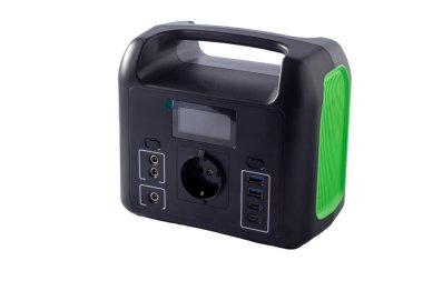 Şarj istasyonu beyaz arka planda izole edildi. Elektrik olmayınca jeneratör güç bankası bataryası. Elektrik kesintisi sırasında telefon, tablet, dizüstü bilgisayar ve diğer cihazlar için şarj ediliyor.