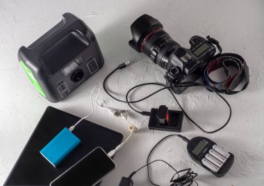 Telefon, tablet, laptop ve kamera için şarj istasyonu. Elektrik kesintisi sırasında ışık yok. Jeneratör güç bankası bataryası. Elektrikli şarj edilebilir. Ukrayna, Kyiv - 8 Aralık 2022