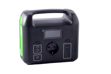 Şarj istasyonu beyaz arka planda izole edildi. Elektrik olmayınca jeneratör güç bankası bataryası. Elektrik kesintisi sırasında telefon, tablet, dizüstü bilgisayar ve diğer cihazlar için şarj ediliyor.