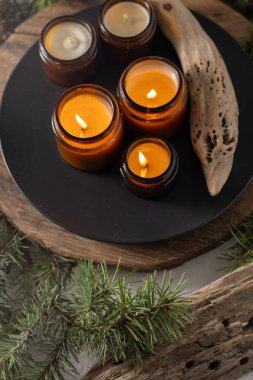 Soya mumları cam kavanozlarda yanar. Evdeki rahatlık. Kahverengi kavanozdaki mum. Koku ve ışık. Kokulu el yapımı mum. Aroma terapisi. Noel ağacı ve kış havası. Hoş bir dekor. Şenlikli dekorasyon