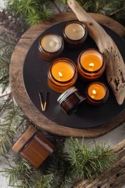 Soya mumları cam kavanozlarda yanar. Evdeki rahatlık. Kahverengi kavanozdaki mum. Koku ve ışık. Kokulu el yapımı mum. Aroma terapisi. Noel ağacı ve kış havası. Hoş bir dekor. Şenlikli dekorasyon