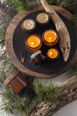 Soya mumları cam kavanozlarda yanar. Evdeki rahatlık. Kahverengi kavanozdaki mum. Koku ve ışık. Kokulu el yapımı mum. Aroma terapisi. Noel ağacı ve kış havası. Hoş bir dekor. Şenlikli dekorasyon