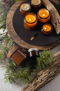 Soya mumları cam kavanozlarda yanar. Evdeki rahatlık. Kahverengi kavanozdaki mum. Koku ve ışık. Kokulu el yapımı mum. Aroma terapisi. Noel ağacı ve kış havası. Hoş bir dekor. Şenlikli dekorasyon
