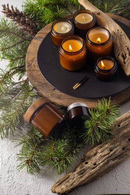 Soya mumları cam kavanozlarda yanar. Evdeki rahatlık. Kahverengi kavanozdaki mum. Koku ve ışık. Kokulu el yapımı mum. Aroma terapisi. Noel ağacı ve kış havası. Hoş bir dekor. Şenlikli dekorasyon