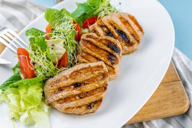 Sebzeli et. Domuz madalyonları. Izgara et. Pirzolalar yakın plan. Biftek