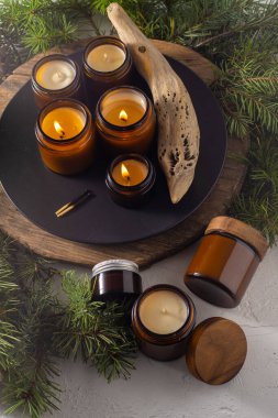 Soya mumları cam kavanozlarda yanar. Evdeki rahatlık. Kahverengi kavanozdaki mum. Koku ve ışık. Kokulu el yapımı mum. Aroma terapisi. Noel ağacı ve kış havası. Hoş bir dekor. Şenlikli dekorasyon