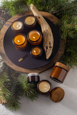 Soya mumları cam kavanozlarda yanar. Evdeki rahatlık. Kahverengi kavanozdaki mum. Koku ve ışık. Kokulu el yapımı mum. Aroma terapisi. Noel ağacı ve kış havası. Hoş bir dekor. Şenlikli dekorasyon