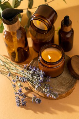 Cam kavanozdaki soya mumları. Aromaterapi. Yanan mum ve lavanta. Kavanozlar için tahta kapak. Bej arka plan. Rahatlık ve rahatlama. El yapımı. Ev dekoru.
