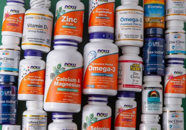 iHerb kutusundan vitaminler, mineraller ve mikro besinler. Bir sürü farklı kavanoz. Biyolojik olarak aktif gıda katkı maddeleri. Beslenme takviyesi çevrimiçi alınıyor. Sağlık için ilaçlar. Kyiv, Ukrayna - 13 Temmuz 2022