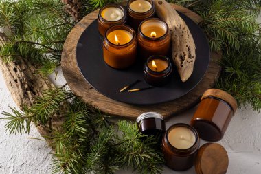 Soya mumları cam kavanozlarda yanar. Evdeki rahatlık. Kahverengi kavanozdaki mum. Koku ve ışık. Kokulu el yapımı mum. Aroma terapisi. Noel ağacı ve kış havası. Hoş bir dekor. Şenlikli dekorasyon