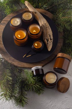 Soya mumları cam kavanozlarda yanar. Evdeki rahatlık. Kahverengi kavanozdaki mum. Koku ve ışık. Kokulu el yapımı mum. Aroma terapisi. Noel ağacı ve kış havası. Hoş bir dekor. Şenlikli dekorasyon