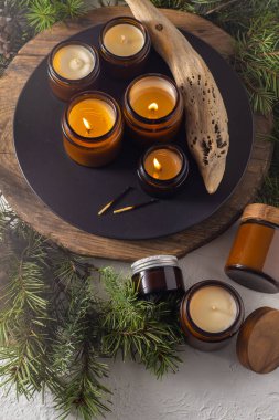 Soya mumları cam kavanozlarda yanar. Evdeki rahatlık. Kahverengi kavanozdaki mum. Koku ve ışık. Kokulu el yapımı mum. Aroma terapisi. Noel ağacı ve kış havası. Hoş bir dekor. Şenlikli dekorasyon