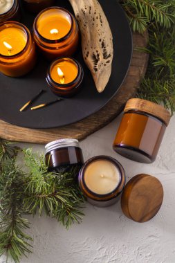 Soya mumları cam kavanozlarda yanar. Evdeki rahatlık. Kahverengi kavanozdaki mum. Koku ve ışık. Kokulu el yapımı mum. Aroma terapisi. Noel ağacı ve kış havası. Hoş bir dekor. Şenlikli dekorasyon