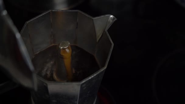 Coffee Preparing Geyser Coffee Maker Drink Poured Italian Coffee Pot — Stockvideo