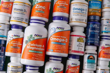 iHerb kutusundan vitaminler, mineraller ve mikro besinler. Bir sürü farklı kavanoz. Biyolojik olarak aktif gıda katkı maddeleri. Beslenme takviyesi çevrimiçi alınıyor. Sağlık için ilaçlar. Kyiv, Ukrayna - 13 Temmuz 2022