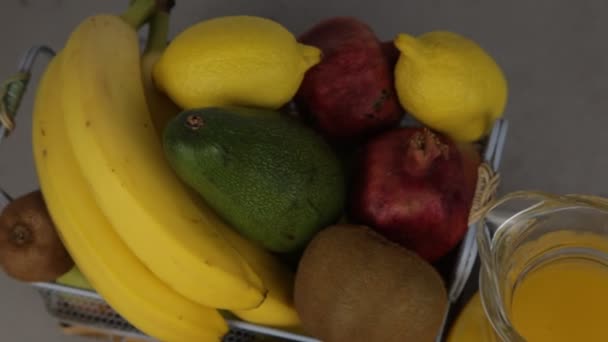 Žluté Osvěžující Letní Nápoje Čerstvý Mangový Džus Pomerančový Džus Koš — Stock video