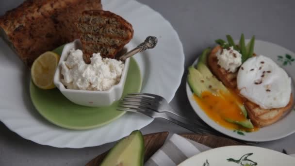 Sandwiches Avocado Soft Cheese Sprinkled Flax Sesame Seeds Breakfast Table — Stok video