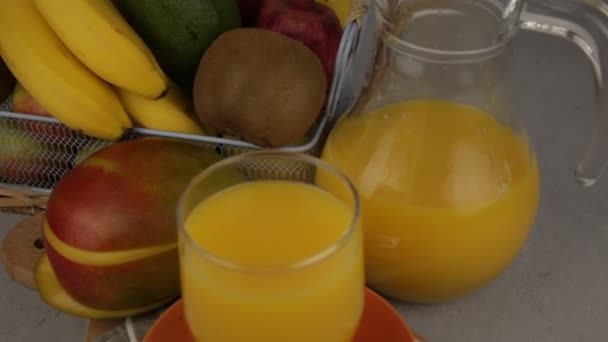 Κίτρινα Αναζωογονητικά Καλοκαιρινά Ποτά Φρέσκος Χυμός Μάνγκο Χυμός Πορτοκάλι Καλάθι — Αρχείο Βίντεο